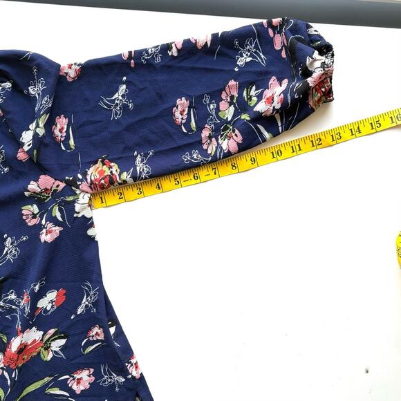 Fun 2 Fun Navy Floral Blouse, Rounded Hem, Split Crew Neck, NWOT, Women's Size S - Picture 5 of 7